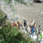 उत्तराखंड में अलकनंदा नदी में समाई बस,बस हादसे से मची अफरा-तफरी